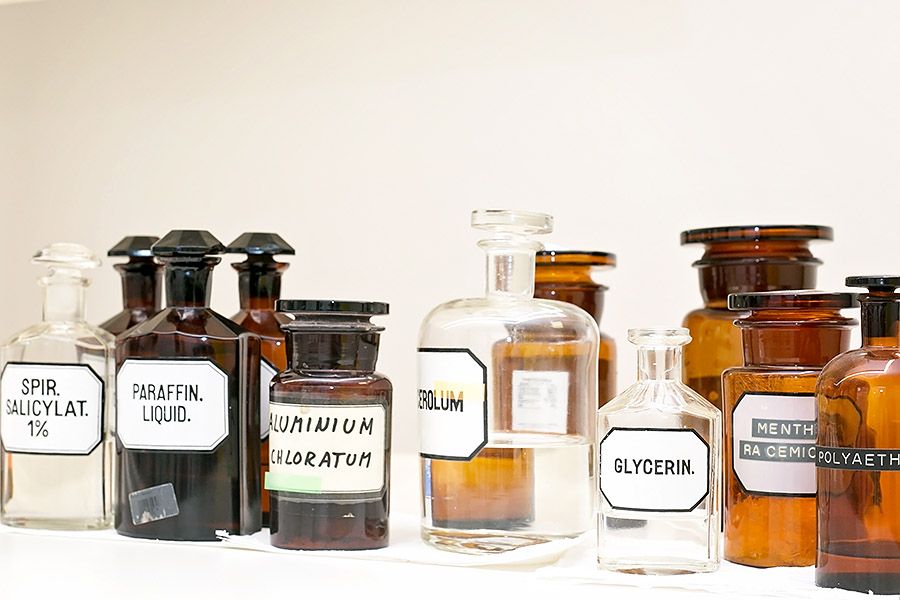 alte Apothekergläser